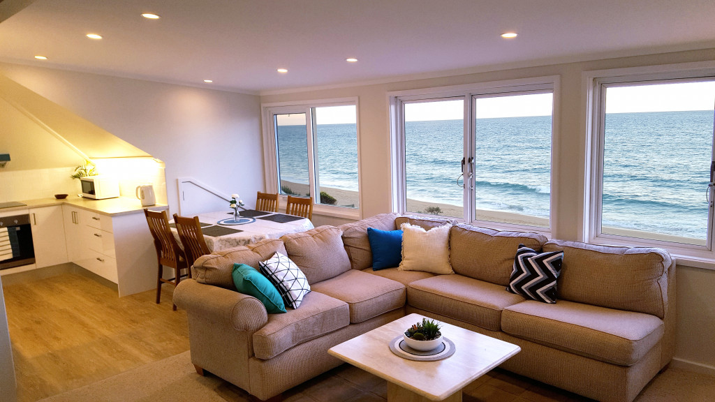 Ocean Vista Lounge & Kitchen - Coachhouse on the Beach